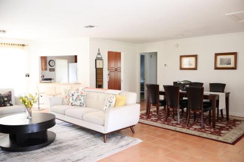 Charming Vacation Home near Golf Beach and 5th Ave
