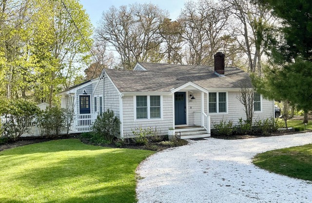 Charming Vacation Rental-Pet Friendly in the Heart of Cotuit-A/C and Beach Pass-Sleeps 6