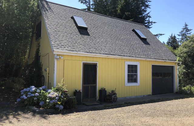Charming Vashon Island Cottage - Just 3 minutes from the ferry.