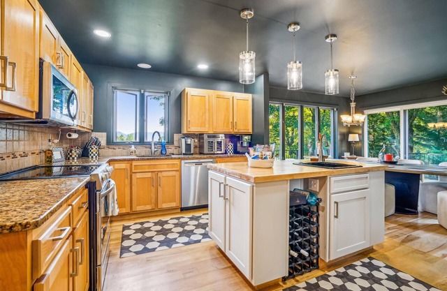 Charming Vermont Retreat: Unique 4-Bedroom Home
