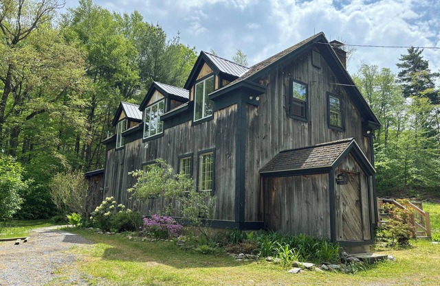 Charming Vermont Retreat with Mountain Views and Ski Proximity. Pet-Friendly!
