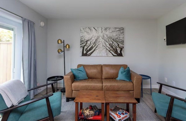 Charming Victoria Suite – 2BR with Outdoor Space