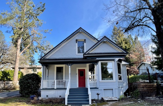 Charming Victorian Cottage with pool! Walk to downtown Nevada City!