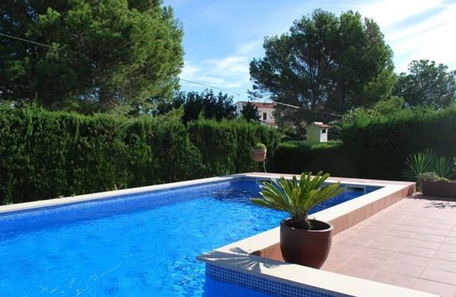Villa familiale avec piscine privée et jardin près des plages et du port sportif