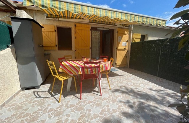 Familienfreundliches Ferienhaus mit Pool, 300m vom Meer, Terrasse, Parkplatz