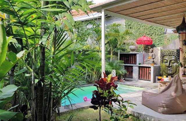 CHARMING VILLA LOCATED FULL CENTER SEMINYAK: PRIVATE SWIMMING POOL, WIFI, TV