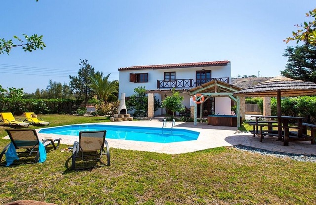 Charmante Villa, privater Pool, Whirlpool, Meerblick in der Nähe des hübschen Fischerhafens von Pomos!