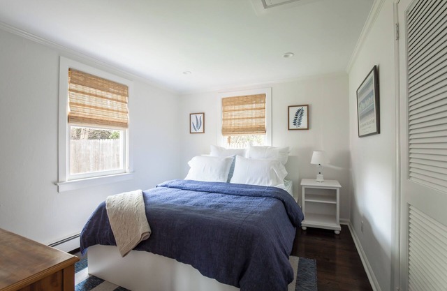 Charming Village Cottage - walk to train and shops.