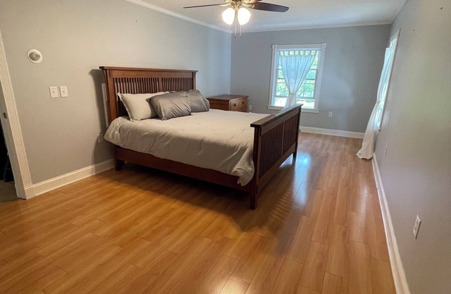 Charming Village House in walking distance to water shops and restaurants