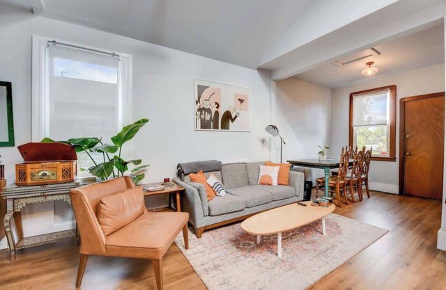 Charming Vintage 2BR Apartment in Oakland