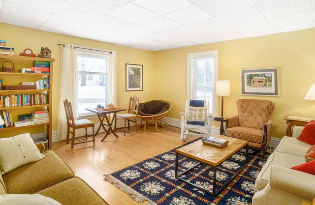 Charming Vintage Cottage Close to Beach, Walkable Village, & Sleeping Bear Dunes