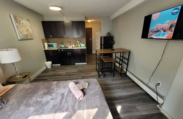 Charming Vintage Studio Escape in Downtown Calgary
