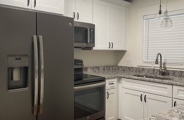 Charming Walkable Attic Bungalow near Lake Eola with Full Kitchen