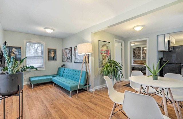 Charming Warwick Vacation Rental: Walk to Bay