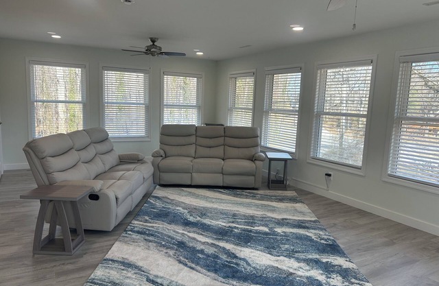 Charming water view 2-bedroom apartment with beach access in Saint Leonard
