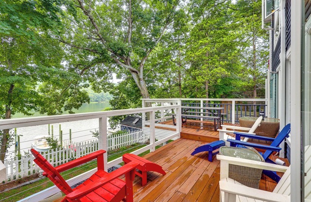 Charming Waterford Home w/ Dock on Niantic River!