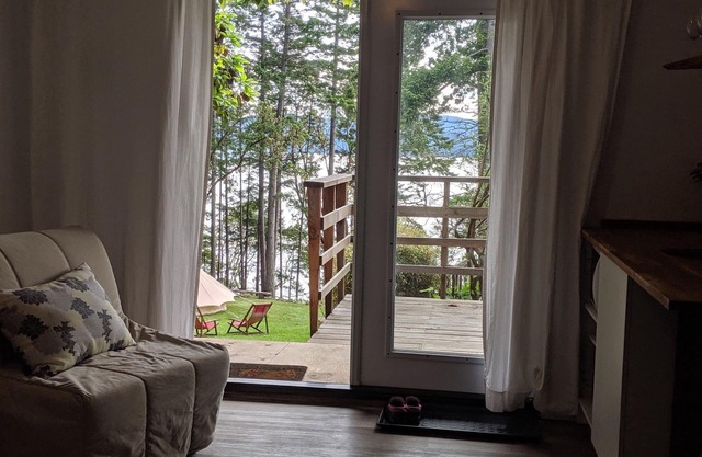 Charming Waterfront Cabin with Serene breathtaking Views - Pender Island Retreat