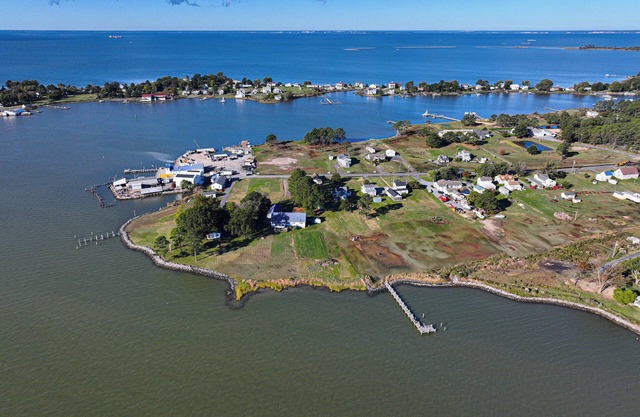 Charming Waterfront Farmhouse 10 minutes from Blackwater NWR - Pet Friendly