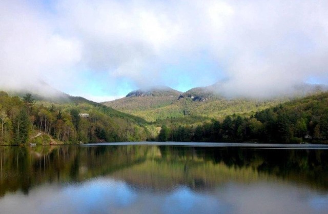 Charming Waterfront 4-Bedroom Lake Home on Beautiful Lake Toxaway