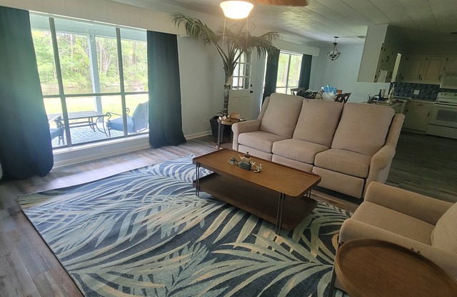 Charming Waterfront 3-bedroom home, 5 minutes from OWA! 15 min to Beach!