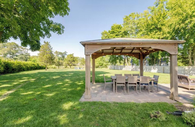Charming waterfront, 3-bedroom house on Goose Creek in welcoming Southold
