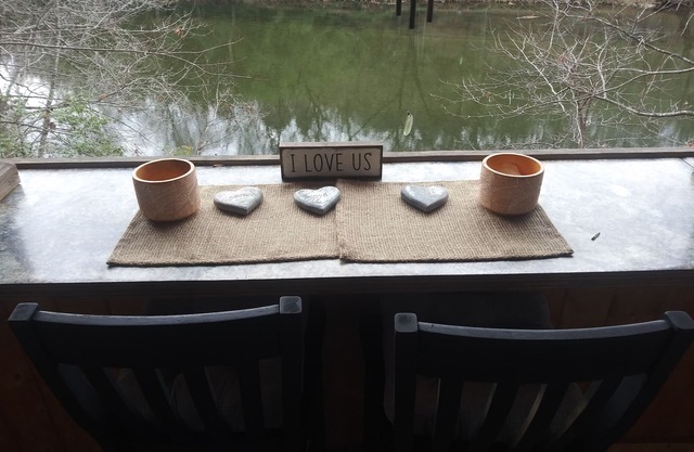 Charming Waterfront Cabin Auf dem Oconaluftee River nennen wir "The Love Nest".