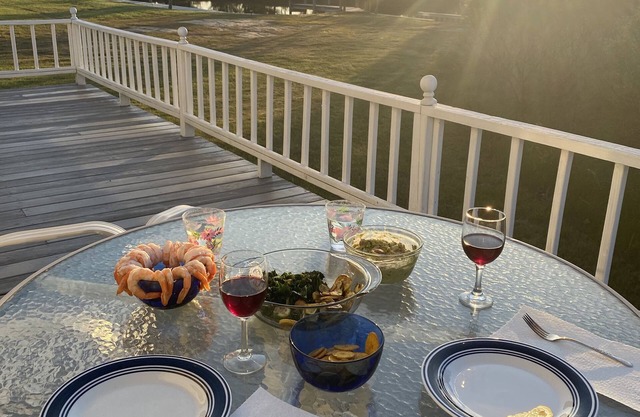 Charming Waterfront Cottage with Boat Ramp and boat docking - Pet Friendly