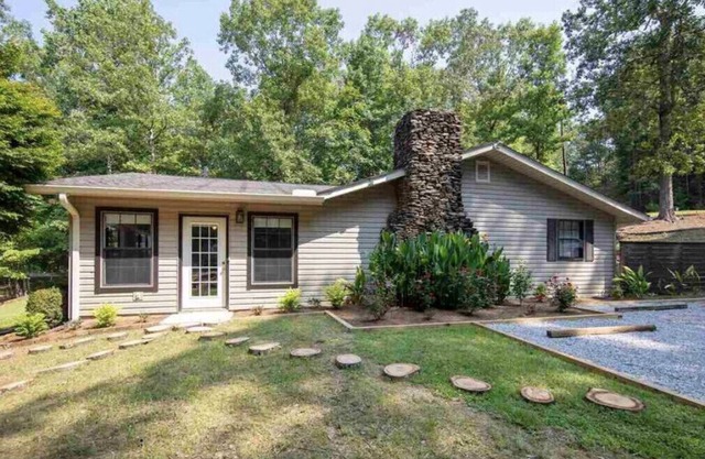 Charming Waterfront Cottage on Lake Mitchell