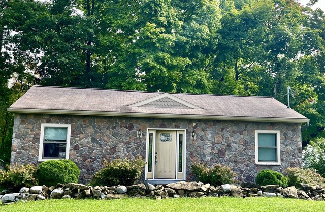 Charming Waterfront Cottage with Lake Access