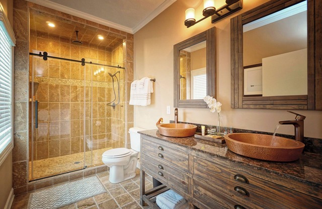Charming waterfront hotel in serene Suffolk with WiFi, AC