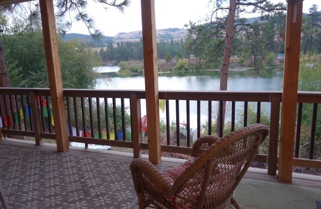 Charming Waterfront Pine Cabin on Curlew Lake