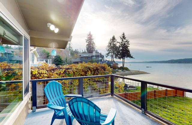 Charming waterfront retreat w/ stunning views of the Olympic Mts & Hood canal