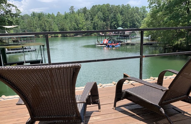 Charming Waterfront Lake Lodge in the Heart of Gainesville