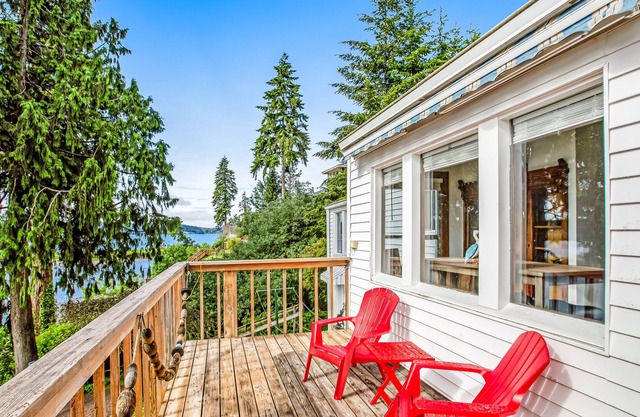 Charming waterfront escape with fast WiFi, furnished deck, & a full kitchen