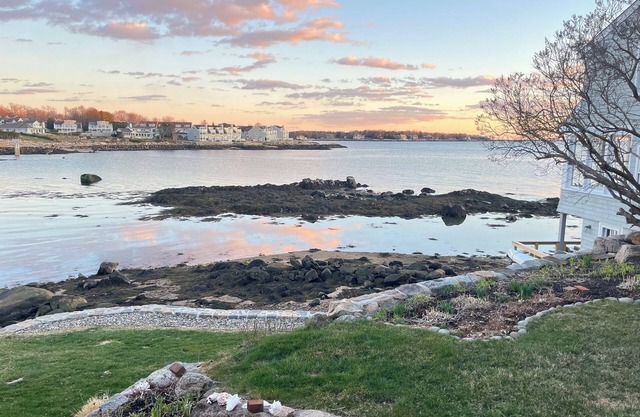 Charming Waterfront 1 bedroom apartment in wonderful E. Gloucester with WiFi, AC
