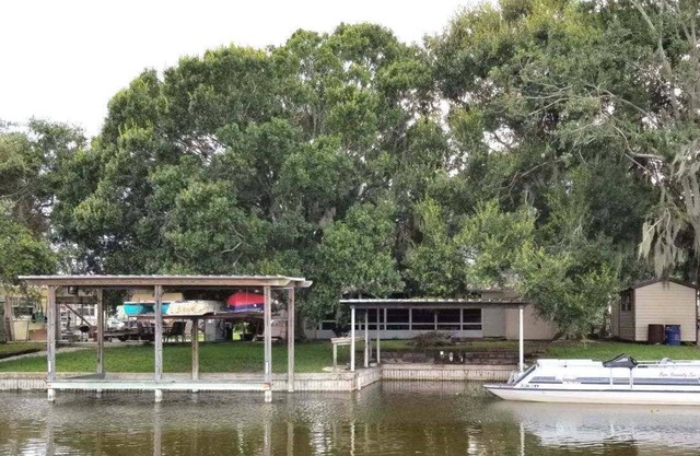 NEUE AUFLISTUNG! Charming Waterfront-Carport, Zugang zum Lake O, überdachter Bootsanlegeplatz