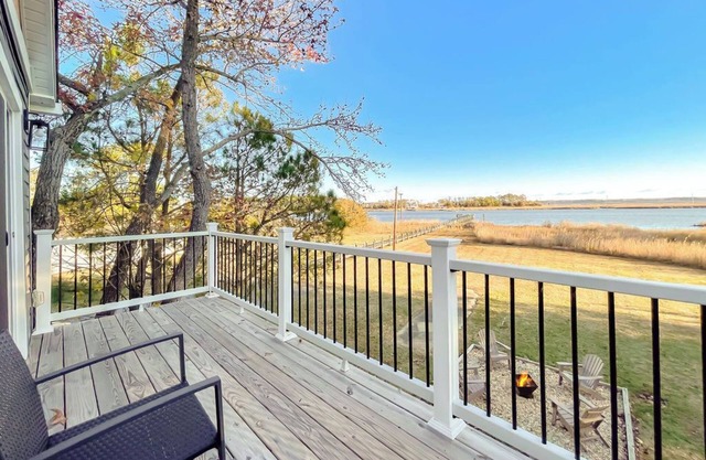 Charming waterfront studio with amazing view, and WiFi in tranquil Piney Point