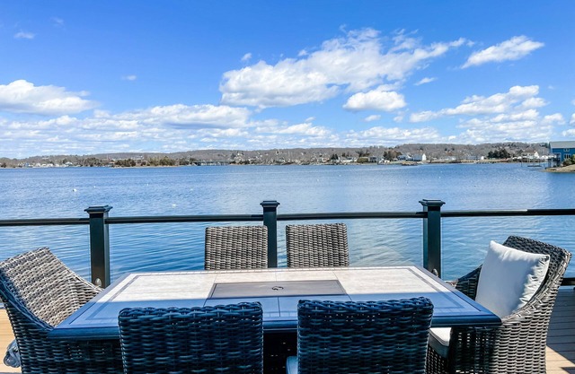 Charming Waterfront Oasis Minutes from Newport with hot tub!