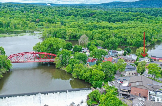 Charming Waterfront 3BR, Hot Tub, Kayaks, Sauna, Pet Friendly,