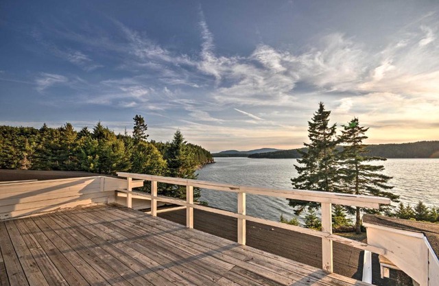 Charming Waterfront Winter Harbor Cottage with Views!