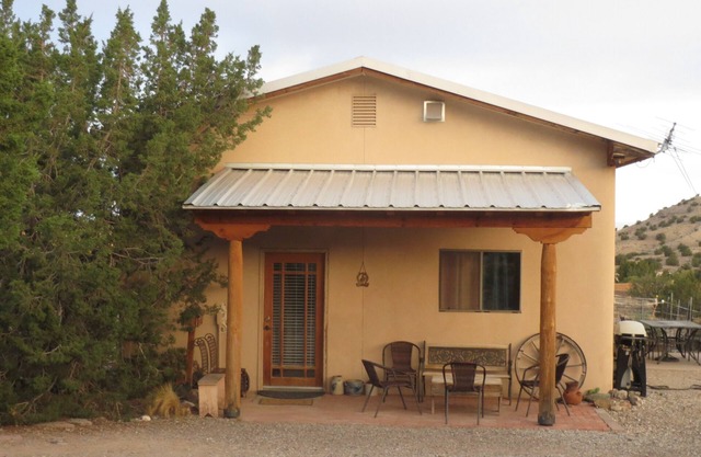Charmantes 'Western' Gästehaus in Placitas; Friedlich und doch nah