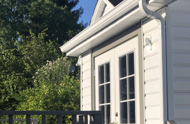 Charming Westside Cottage, walk to Downtown!
