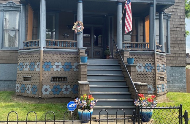 Charming Wheeling Island home. Large cozy and spacious! Your home away from home