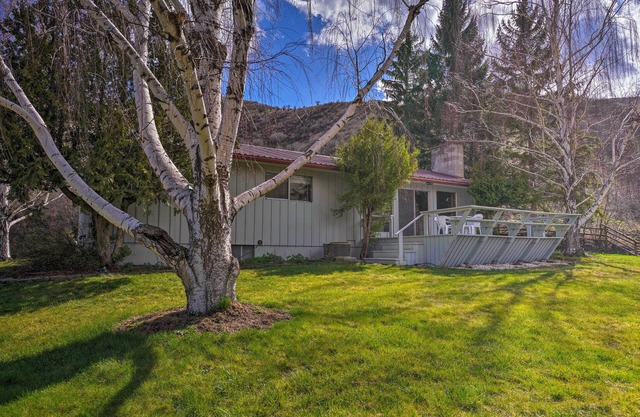 Charming White Bird Home mit Blick auf Mtn & Salmon River