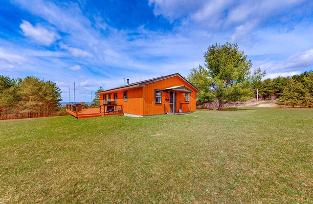 Charming wilderness cabin with a scenic deck, grill, & arcade game