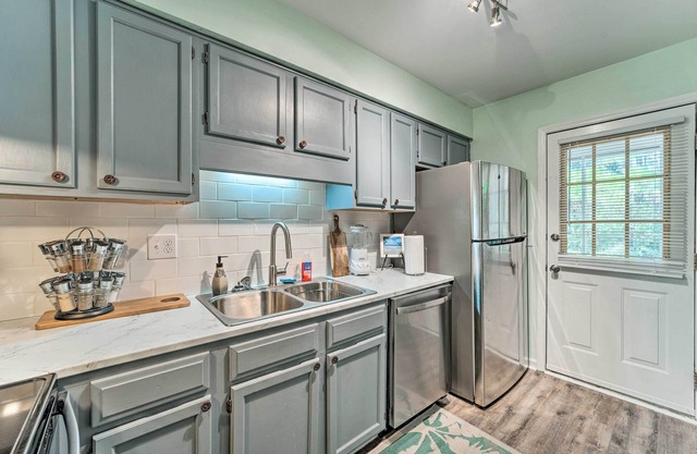 Charming Wilmington Home w/Screened-In Porch