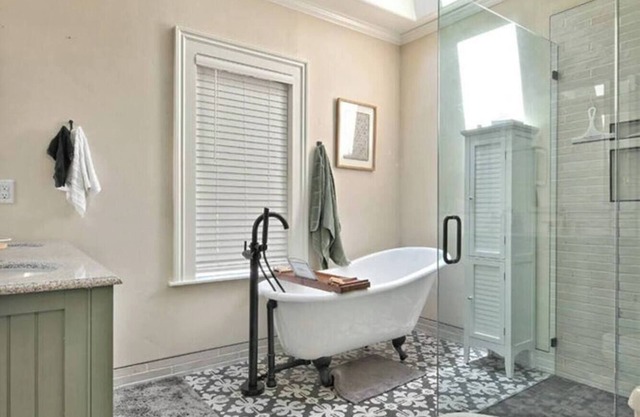 Charming Wine Country Carriage House – 2BR/2BA near Jacksonville Peaceful retreat in the heart of Southern Oregon wine country. Private, comfy, and perfect for couples or friends. Close to wineries, trails & historic Jacksonville.