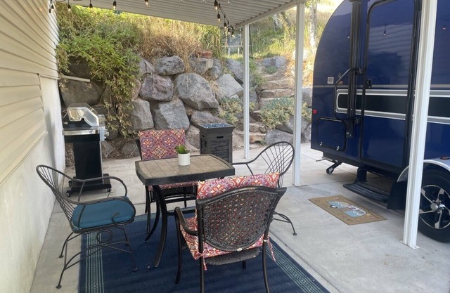 Charming WinnieDropTrailer with Cozy Patio