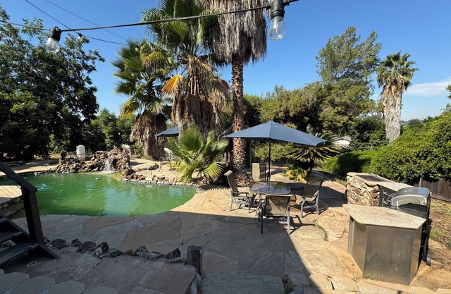 Charming Wood house with pool & basket court