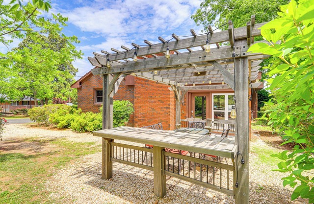 Charming Woodland Home, 12 Mi to Big Lazer Creek!